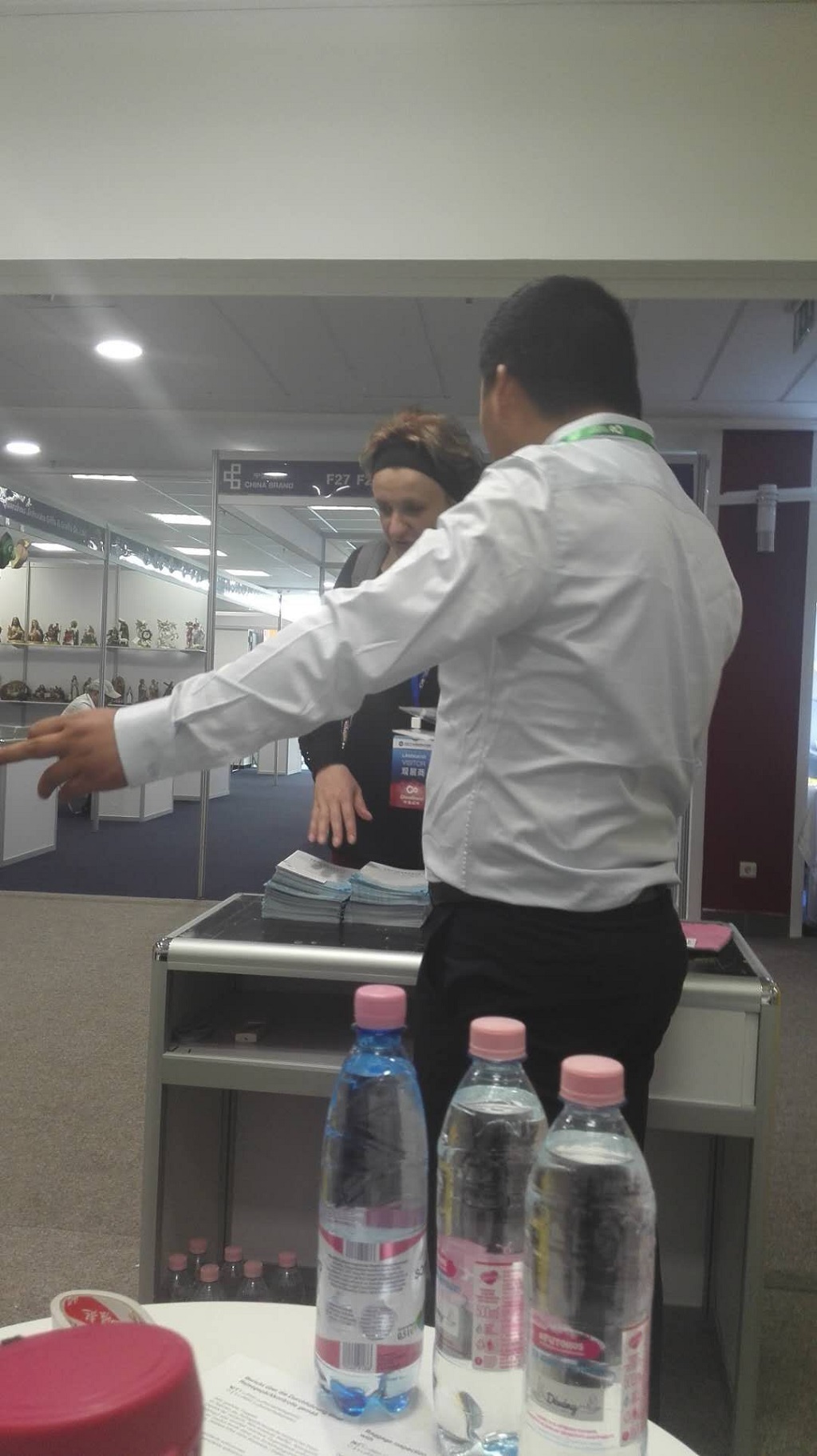 向客人介紹公司產品